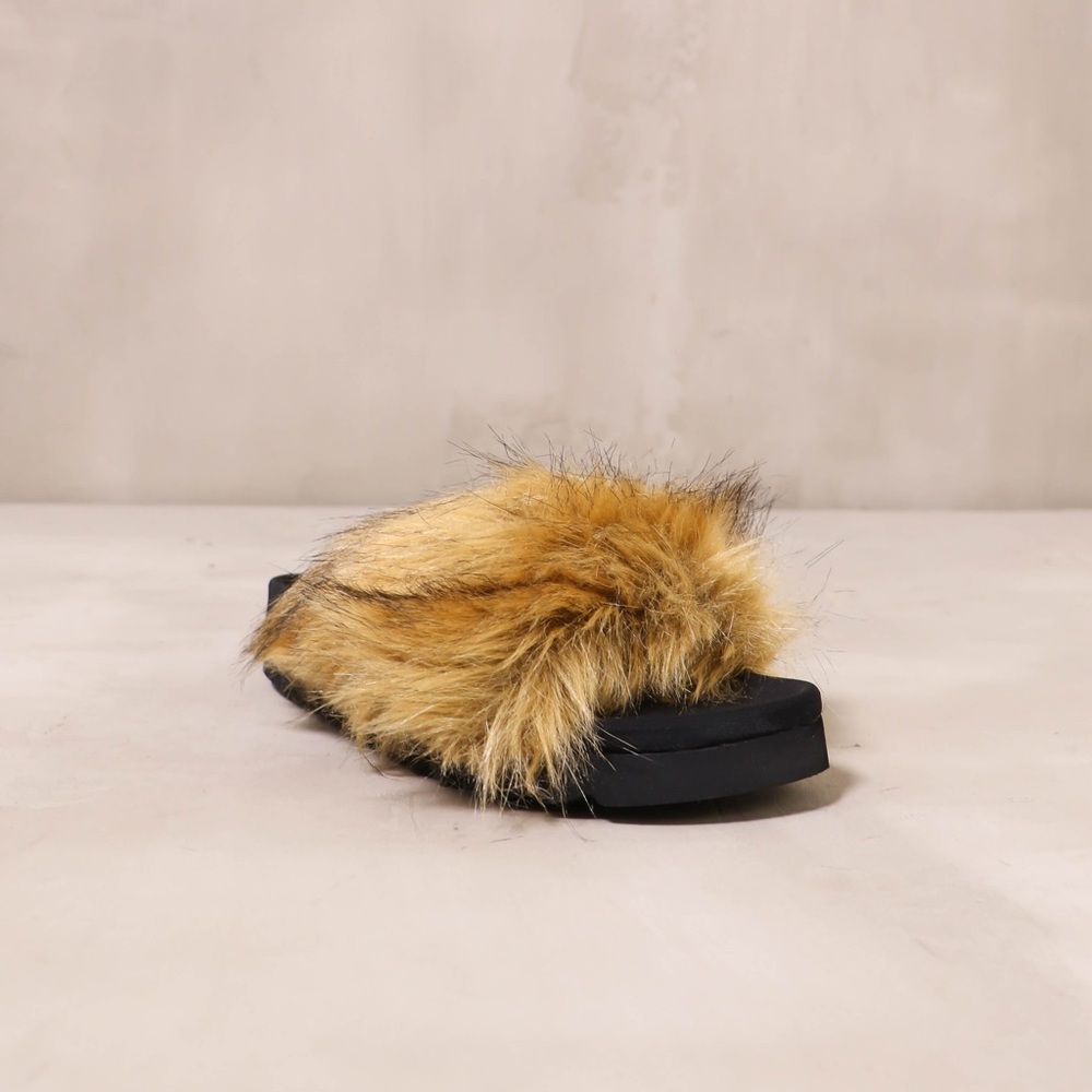 NWT Steve Madden Natural looking Faux Fur Slides - Picture 4 of 4